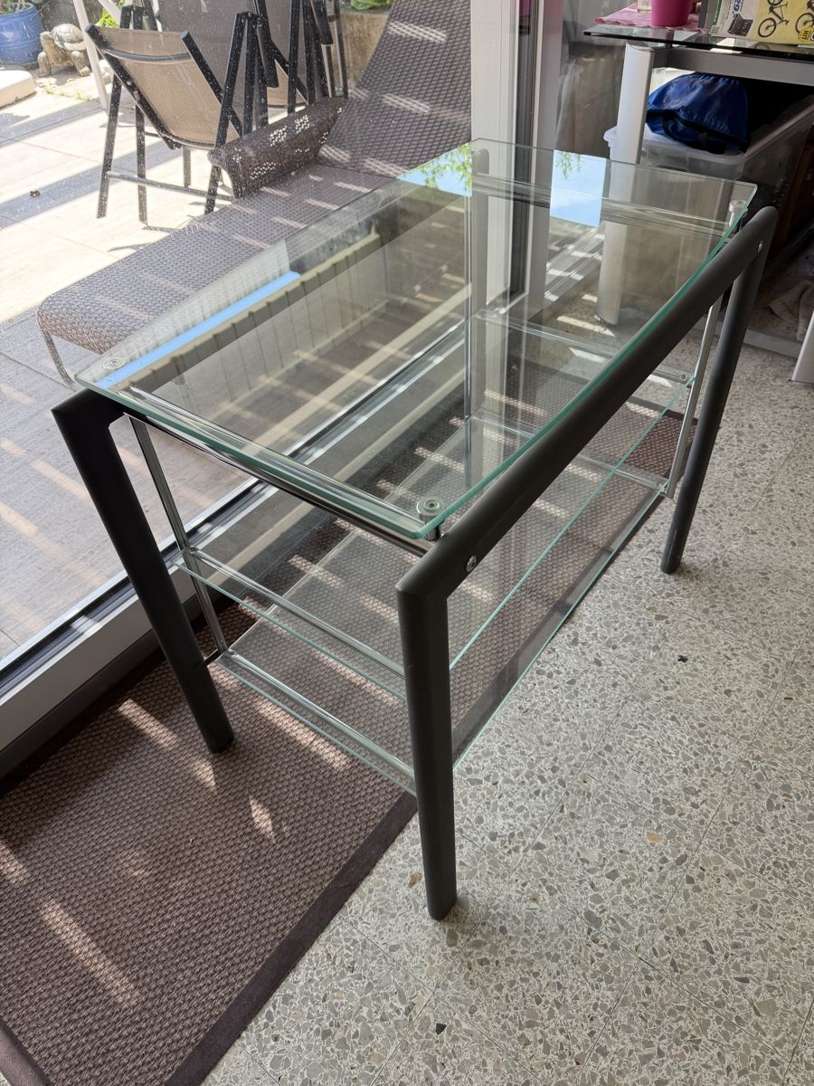 Tavoli: Glas Tisch mit 3 Tablaren – Usato da Dürrenroth venduto da Clifford