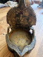 Alter traditioneller Behälter aus hinduistischem Tempel