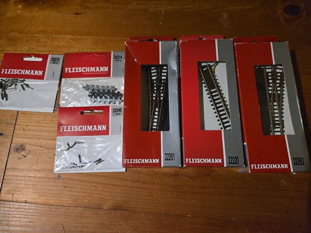 Fleischmann Modellini di ferrovie: Fleischmann Spur N Gleise, Weichen & Zubehör – Usato da Chur venduto da mchermann