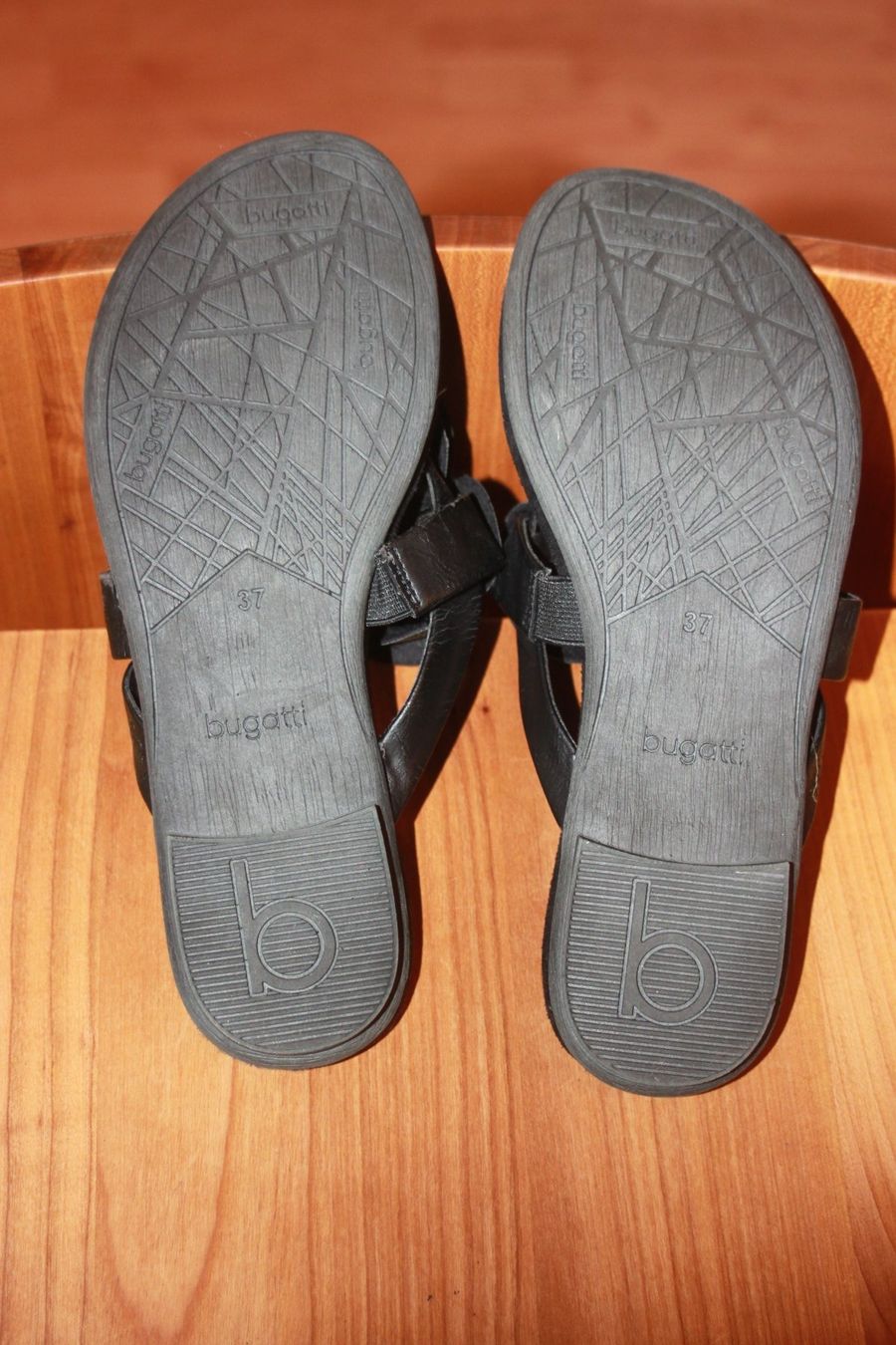 Bugatti Scarpe da donna: Bugatti Zehensandalen schwarz 37 – Nuovo (secondo la descrizione) da Wenslingen venduto da Strick4Alpaca 1