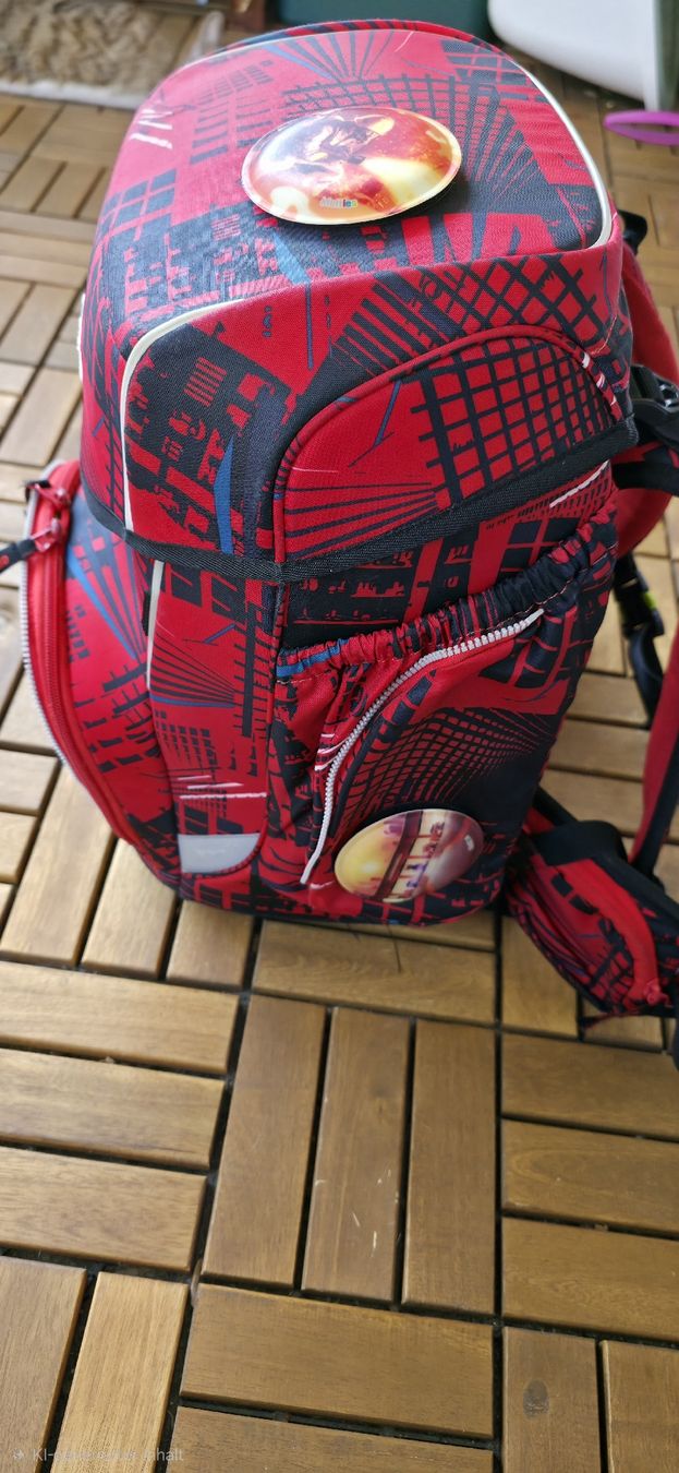 Ergobag Kindertaschen: Ergobag Rucksack set rot schwarz  Stadtmuster guter Zustand – Gebraucht aus Aesch BL von Angib1986 3