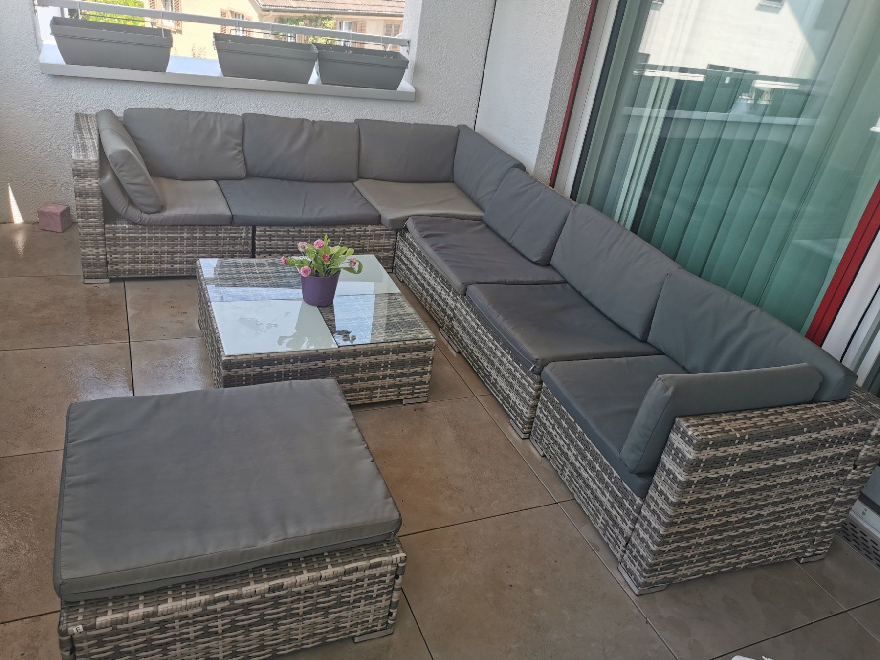 Set di tavolo e panche: Garten Sitzgruppe Polyrattan grau mit Glashaustisch und H... – Usato da Niederglatt ZH venduto da Dario110