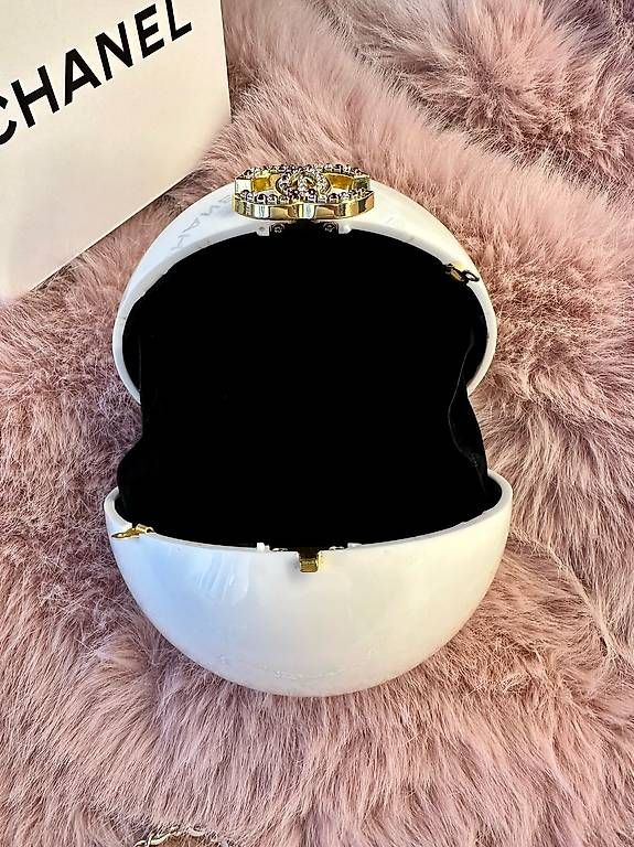 Borse da donna: CHANEL Authentic Rare Pearl Plexiglass Minaudiere Bag – Usato da Montagnola venduto da gia_6tcc 4