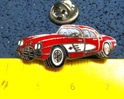 CHEVROLET CORVETTE C1 ROT-WEISS ENAMEL AUTO PIN SILBRIG