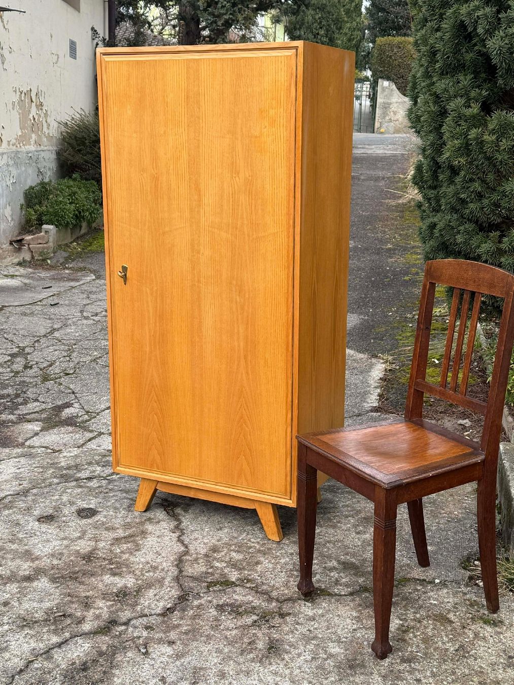 Schränke: armoire en bois aux pied compas – Gebraucht aus Crissier von BaptiH 2