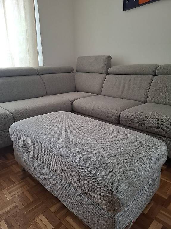 Sofas: Divano grigio ad angolo Poltronesofà con pouf – Gebraucht aus Lugano von mar_j99s 2