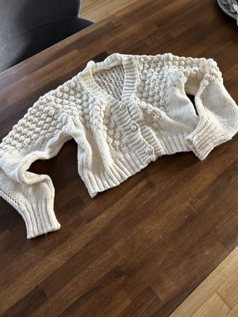 Edler Cropped Cardigan mit 30% Kaschmir und Perlenknöpfen
