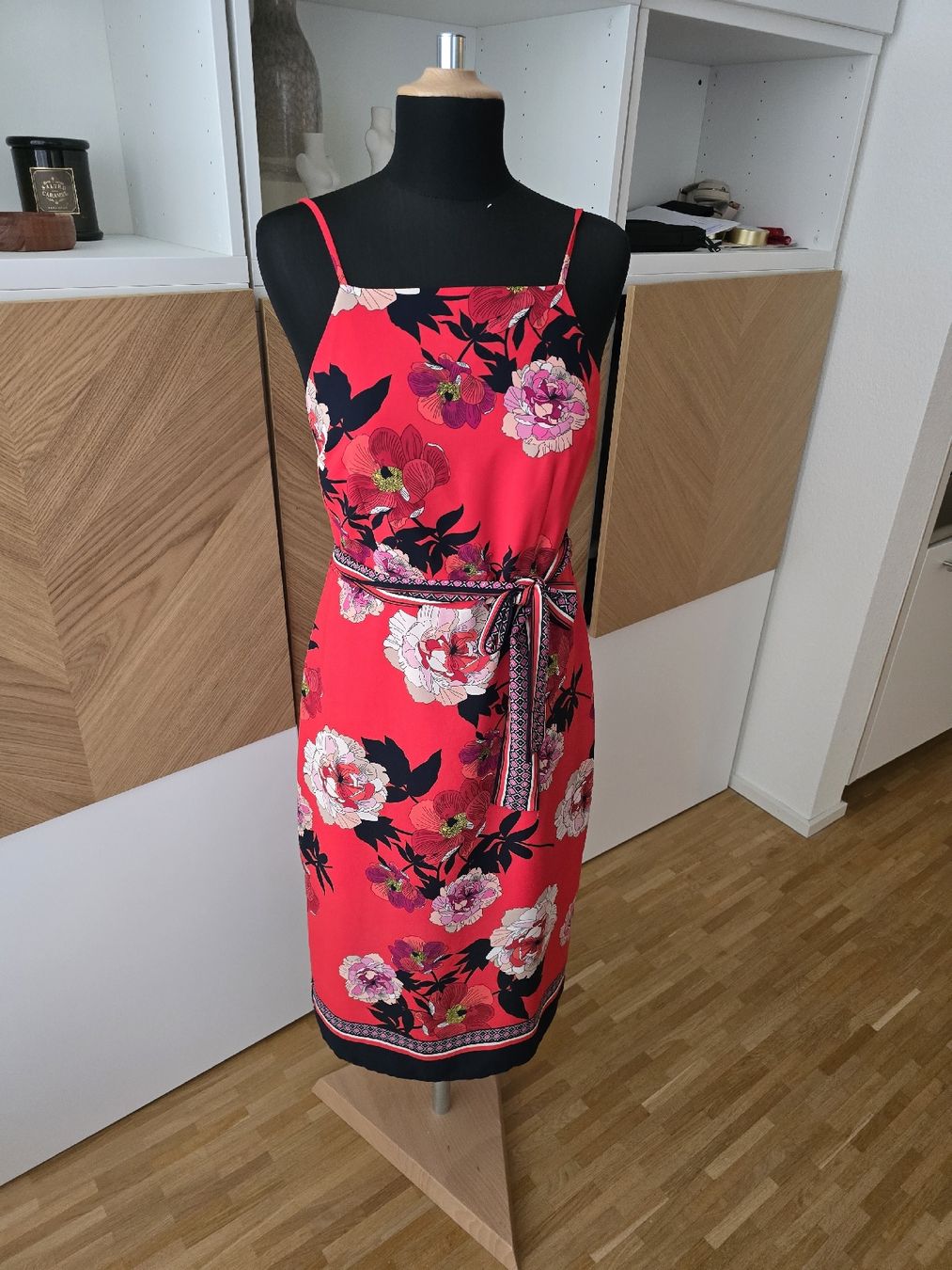 Vestiti: Rotes Kleid mit Blumenmuster UK Gr. 12 – Usato da Zürich venduto da ale_bg2x