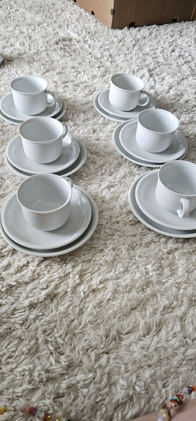 Thomas Geschirrsets: 6 weisse Kaffeetassen mit 12 Unterteller Thomas Germany – Gebraucht aus Riedikon von Winter21.