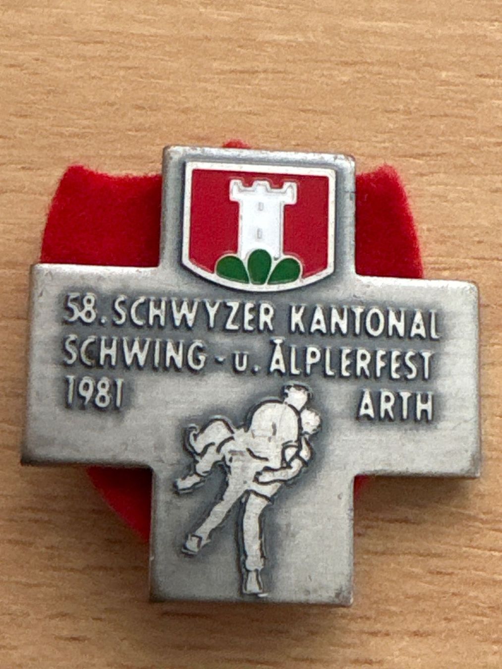 Plaketten & Abzeichen: 58. Schwyzer Kantonal Schwing-u.Älplerfest Arth 1981 Abze... – Gebraucht aus Ibach von lisch3 1