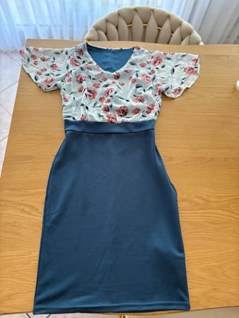 Vestito floreale blu taglia 40/42, mai usato 