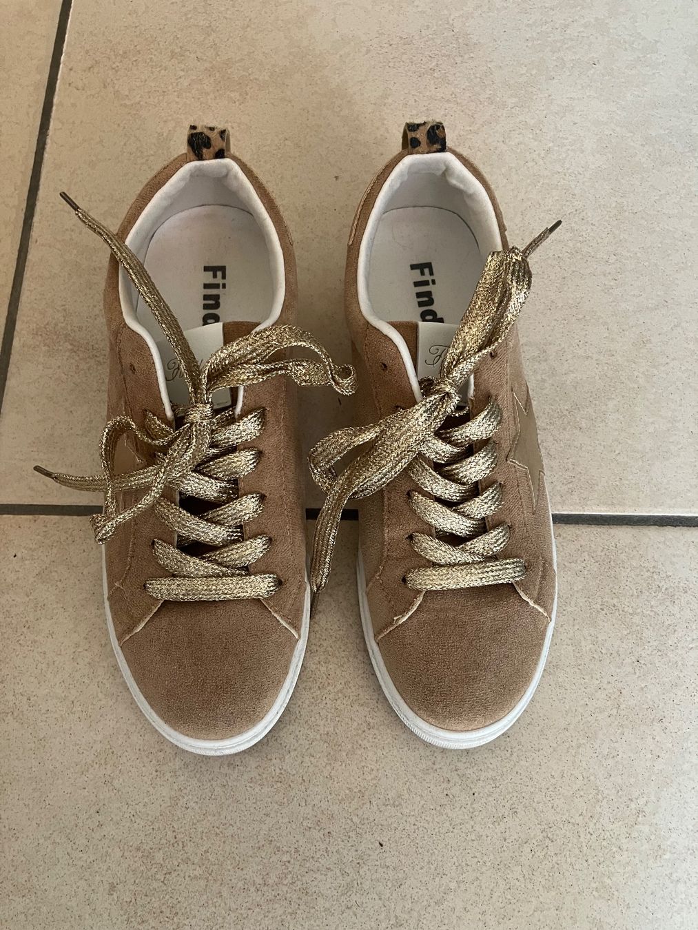Scarpe da donna: Baskets, daim beige, étoile dorée, T39 – Usato da Chavannes-des-Bois venduto da mai_pfq6