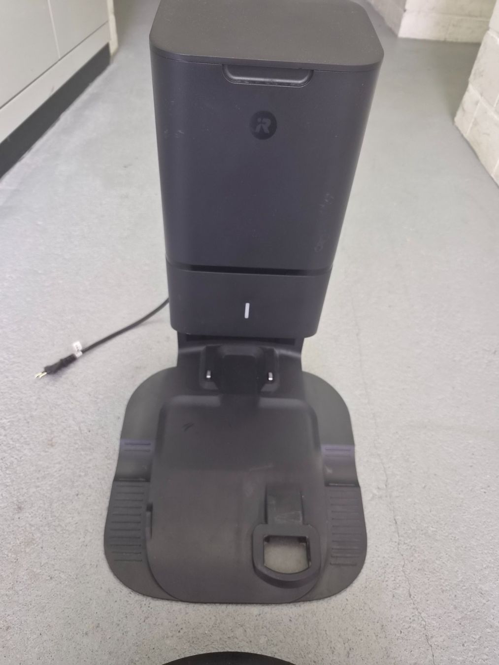 Irobot Staubsauger & Zubehör: iRobot Roomba i7 Saugroboter mit Ladestation defekt – Defekt aus Domat Ems von tchnesa 3