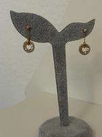 Goldene Fossil Ohrringe mit weissen Steinchen, elegant,