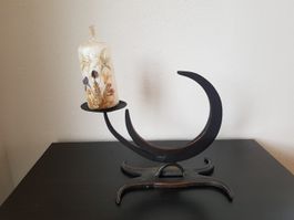 Kerzenständer aus Kupfer mit schöner blumenverzierter Kerze