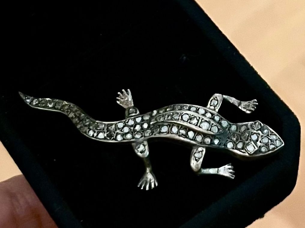 Spille & Fermagli: 96_Brosche in Form einer Eidechse mit Diamant-Rosen – Usato da Bern venduto da simoneheim