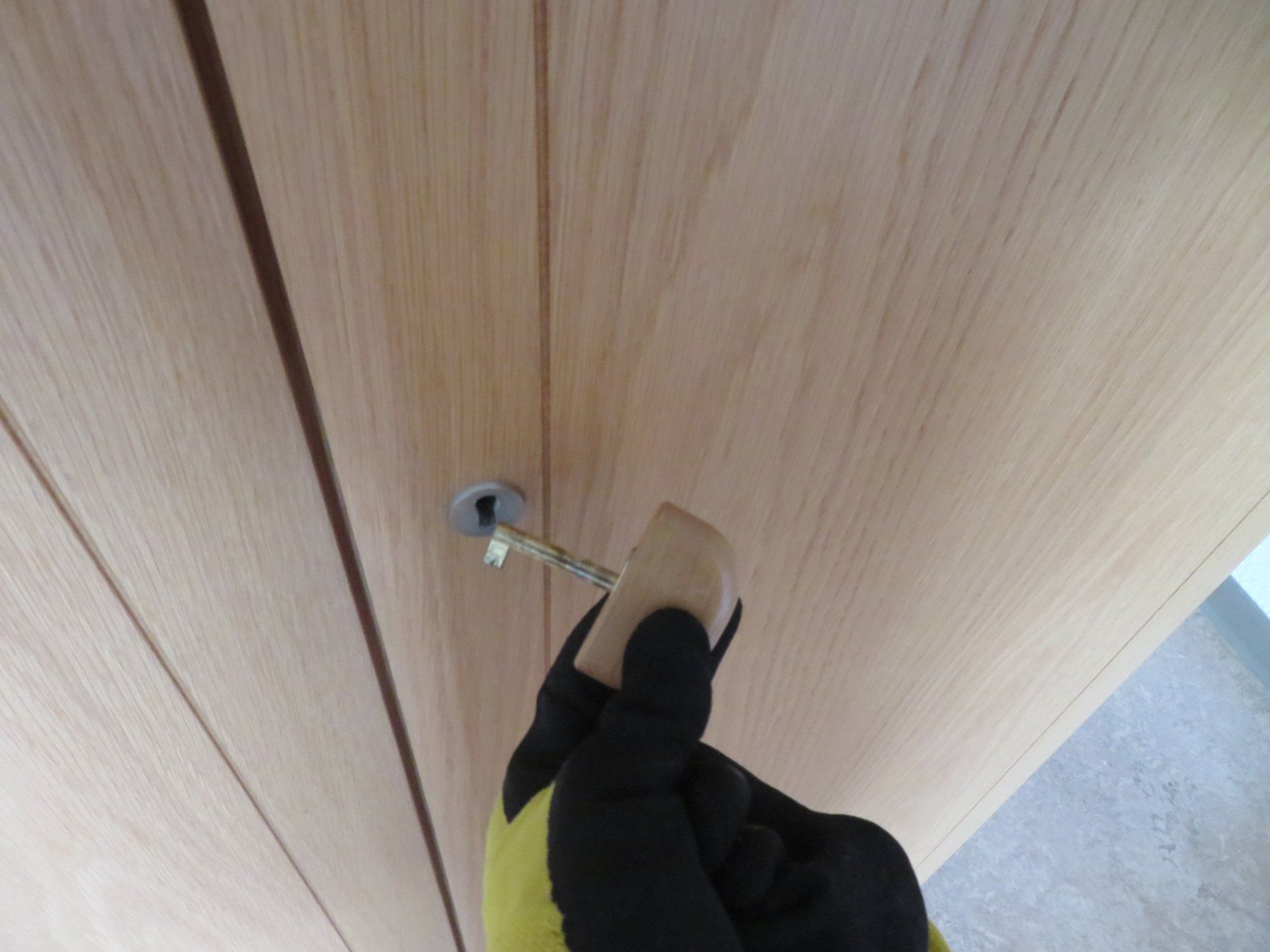 Pfister Schränke: Pfister-Schrank 4-türig – Gebraucht aus Reinach BL von  6