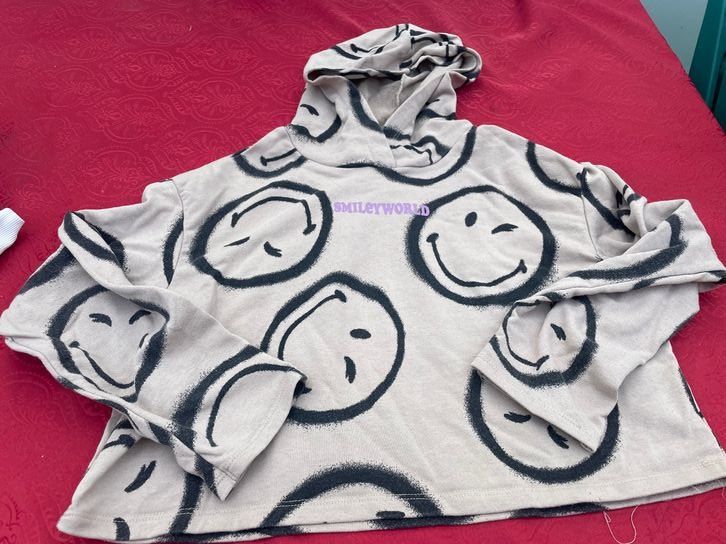 Maglioni & Felpe: Mädchen Pullover 134/140 mit Smiley – Usato da Bergdietikon venduto da antovale