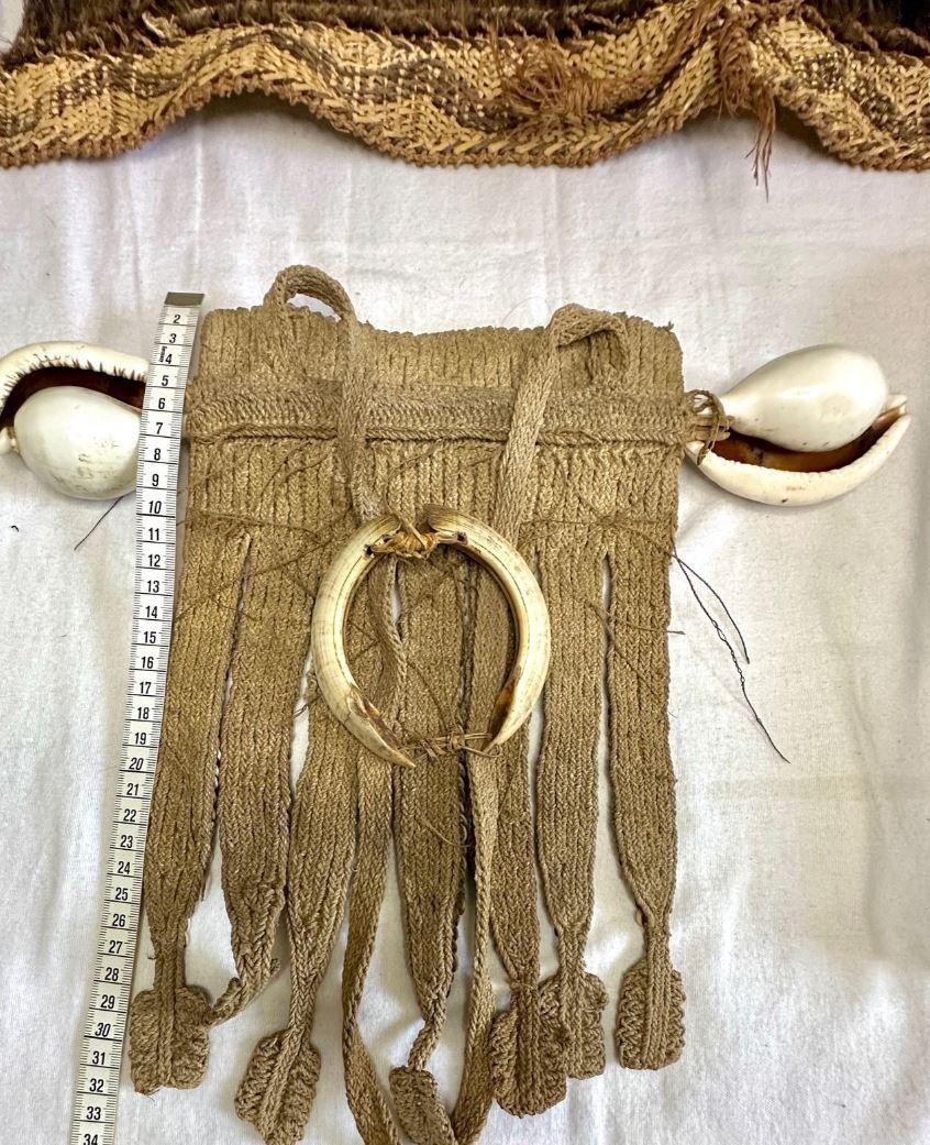 Tutte le decorazioni: Grosse Sammlung Asmat-Kopfjäger-Stammesobjekten – Usato da Thun venduto da Abalona3600 1