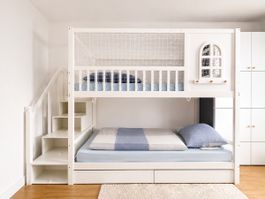 Weisses Kinder-Etagenbett mit Treppe und Stauraum