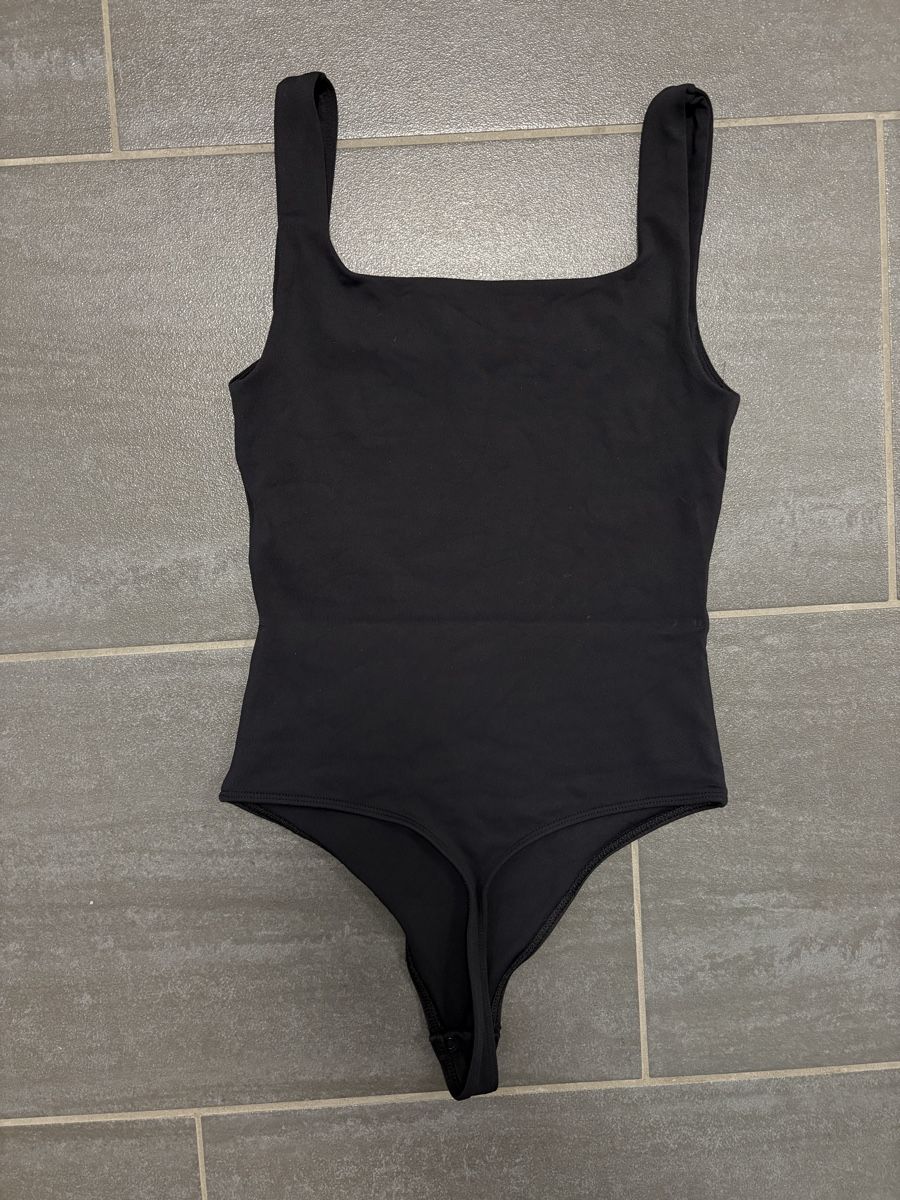 Top: Aritzia Original Contour Pursue Bodysuit S – Nuovo (secondo la descrizione) da Rümlang venduto da svent 9