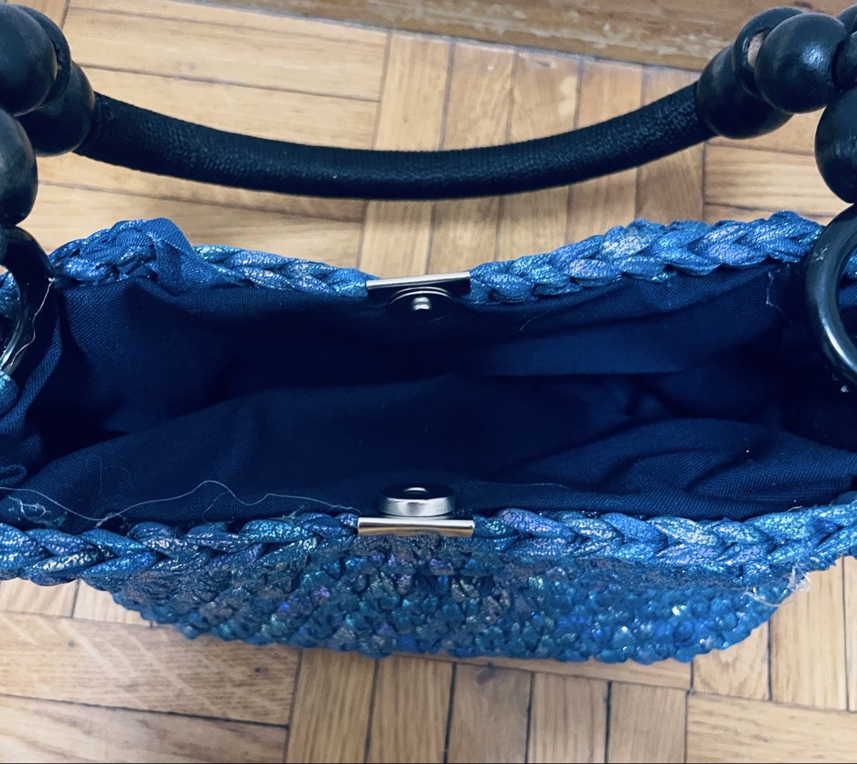 Borse da donna: blaue Tasche glänzend mit Holzperlen! Neu – Nuovo e nell'imballaggio originale da Au ZH venduto da Jaggy4 2