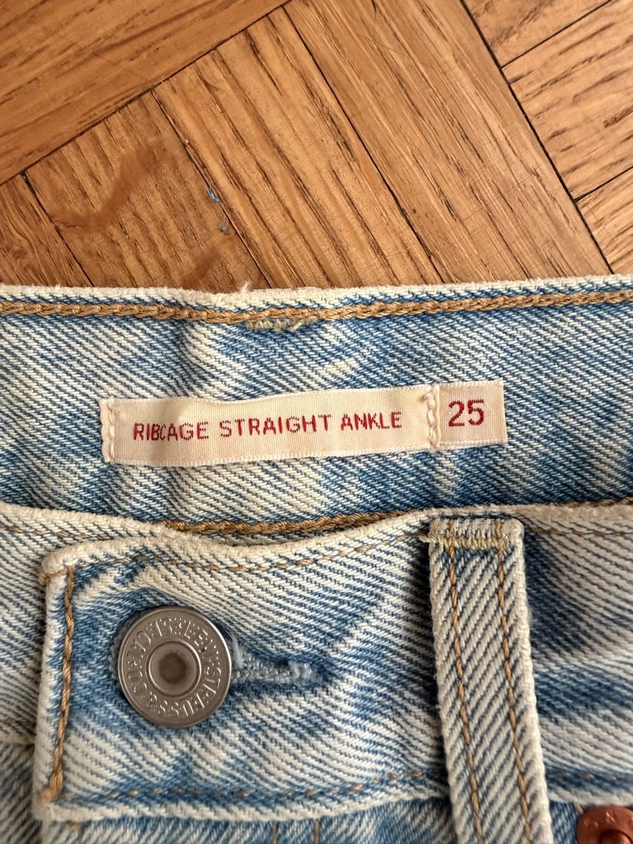 Levi's Jeans: Levi‘s Ribcage Straight Ankle 25 – D'occasion à Zürich par huegliariane 1