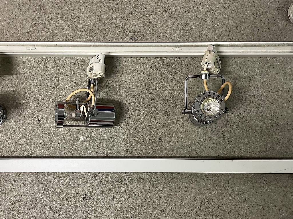 Lampen: Lampenschiene mit 4 Halogen-Spots – Gebraucht aus Ottikon von Urbaum1 1