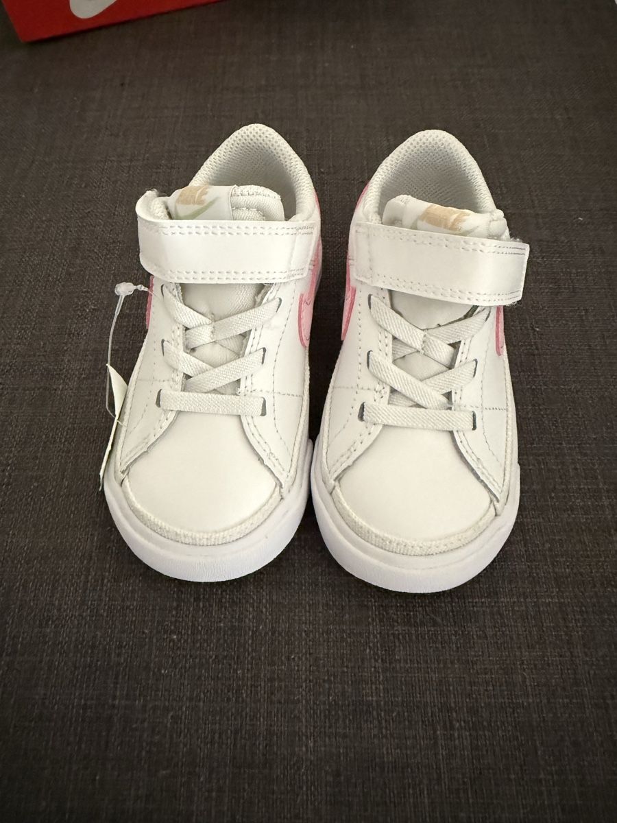 Nike Scarpe per ragazze: Nike fille 23.5 – Nuovo e nell'imballaggio originale da Ecublens VD venduto da charliecinquillo 1