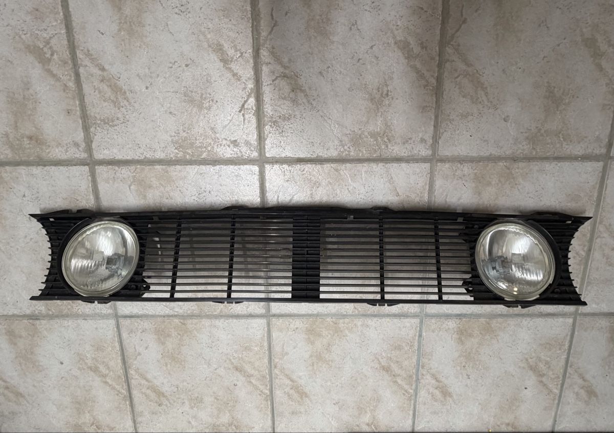 VW Toutes les pièces auto: Golf 1 Grill mit Scheinwerfer – D'occasion à Vilters par 5111984