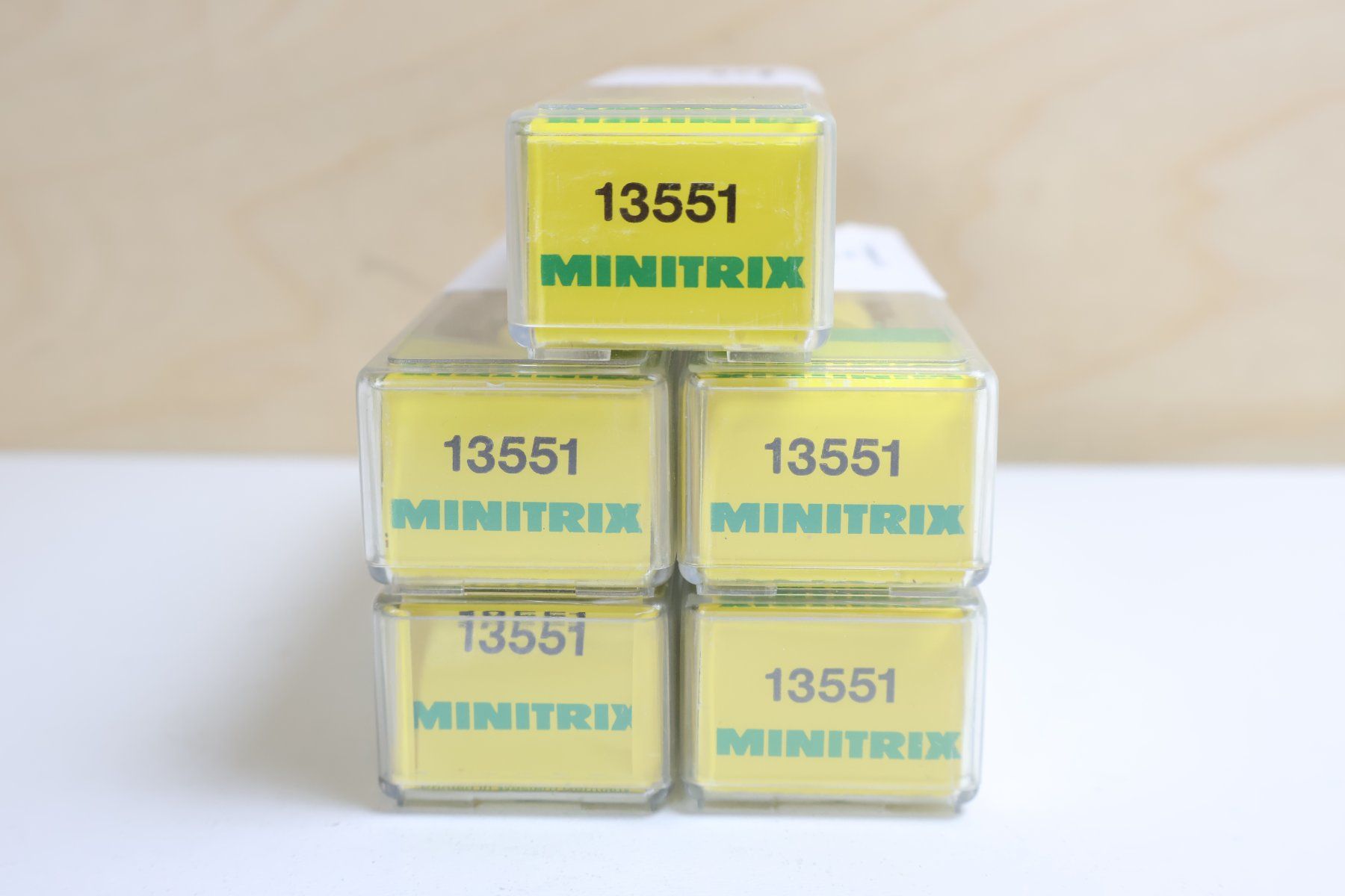 Trix Modelleisenbahnen: Minitrix 5 x Tankwagen Set 4-Achser - 13551 Shell – Gebraucht aus Winterthur von Monstera 5