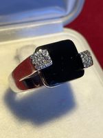 Schöner Silberring mit Onyx und Zirkonia,