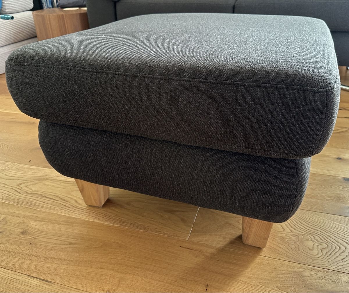 Livique Sofas: Candy Step Plus 2,5-Sitzer Sofa mit Hocker anthrazit – Neuf (Voir description) à Zollikerberg par thr01 3