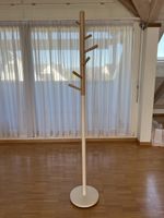 Garderobe steht aus Holz und weissem Metall in Perfekt Zusta