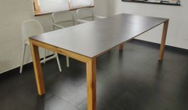 Wunderschöner massiver Holztisch mit Keramik - Tischplatte