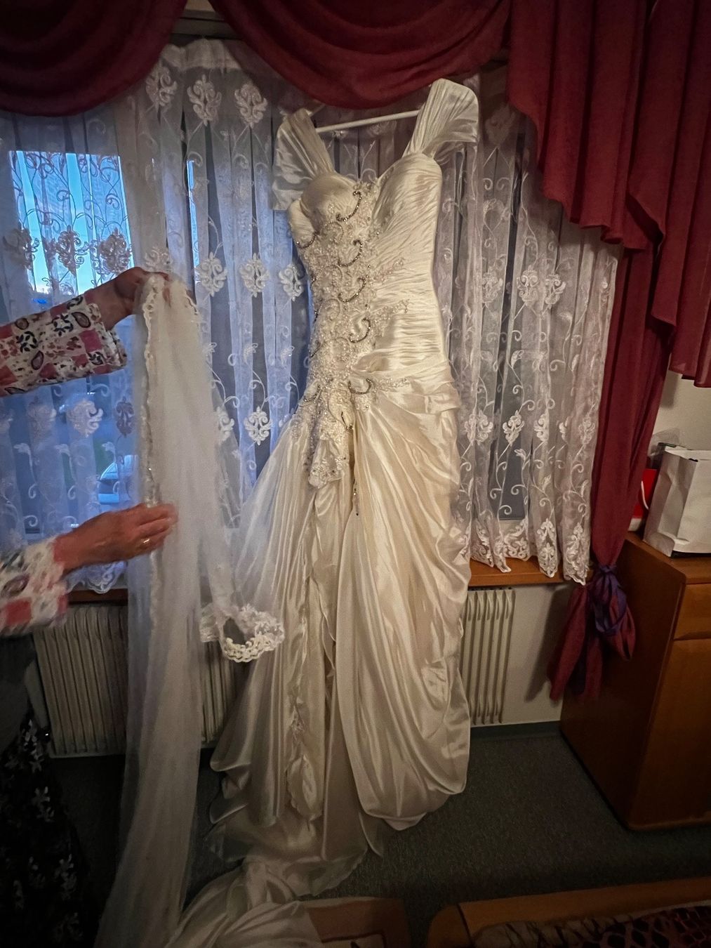 Vestiti: Traumhaftes Brautkleid mit Schleppe – Usato da Ulisbach venduto da Etchlab.ch 1