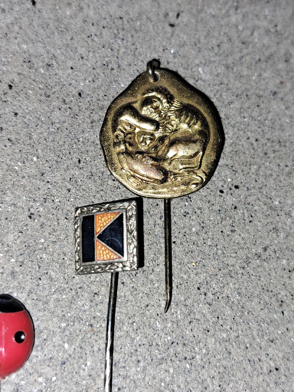 Placchette & Badge: Vintage Anstecknadel Set -3 Stk – Usato da Kölliken venduto da Upcycling-by-Mc-TAM 1