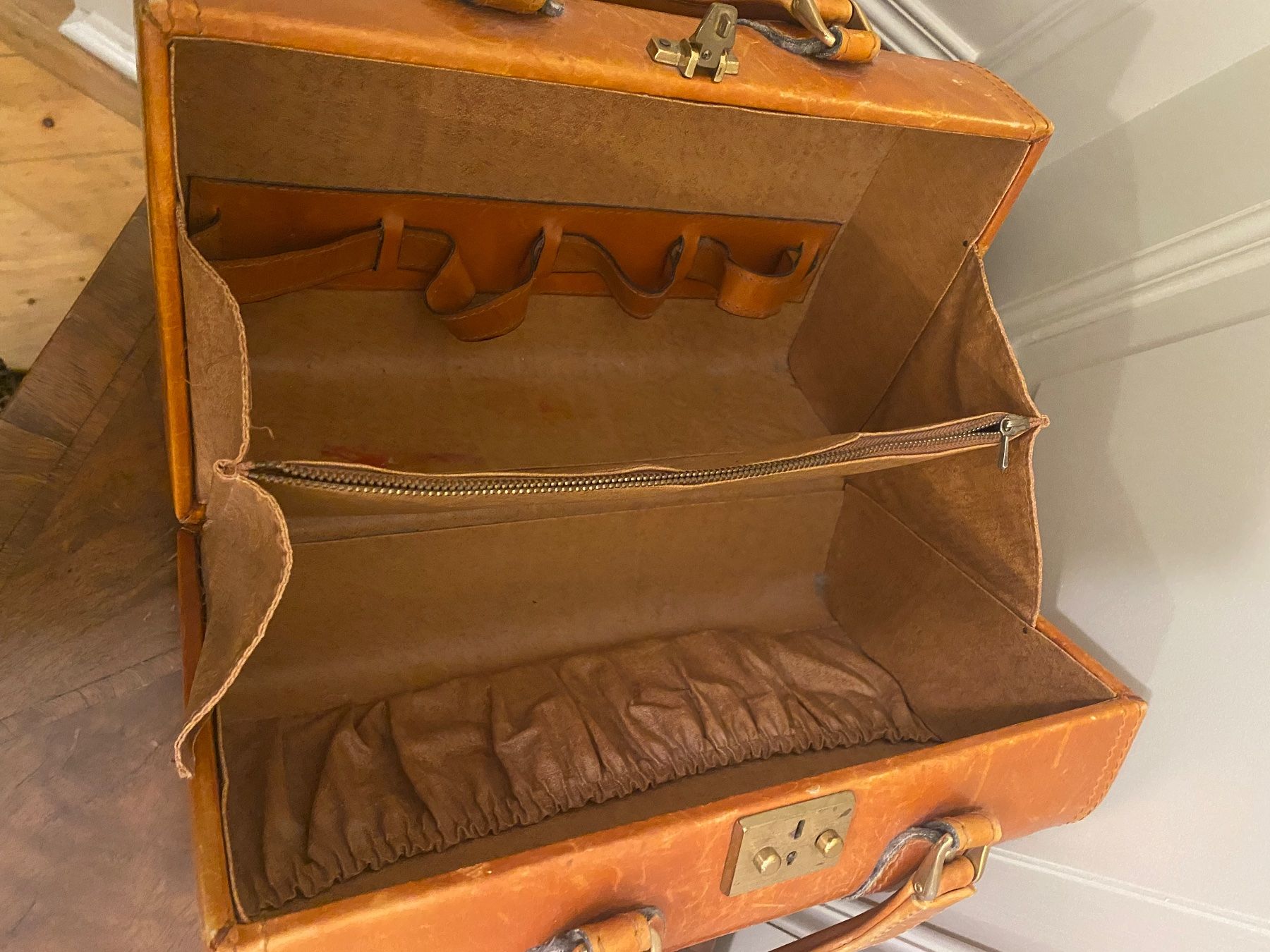 Taschen: Kultige Kosmetiktasche Vollleder – Gebraucht aus Fribourg von geraldine132 2