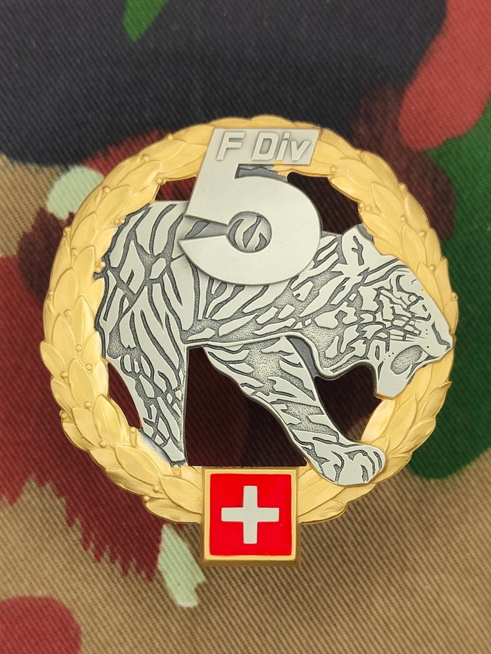 Schweizer Armee Placchette & Badge: Béretemblem Felddivision 5 Goldkranz, neu – Nuovo (secondo la descrizione) da Bauma venduto da SwissMilitaria