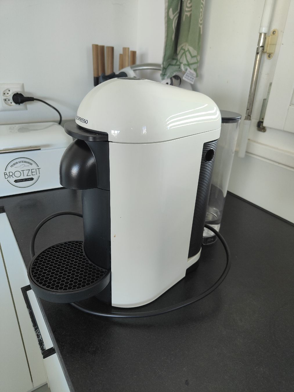 Nespresso Macchine per caffè & Macchine per espresso: Nespresso Vertuo weiss – Usato da Klingnau venduto da Eggeli 1