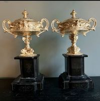 2 Antike Pokal/Amphore aus Metallguss, vergoldet, auf Sockel