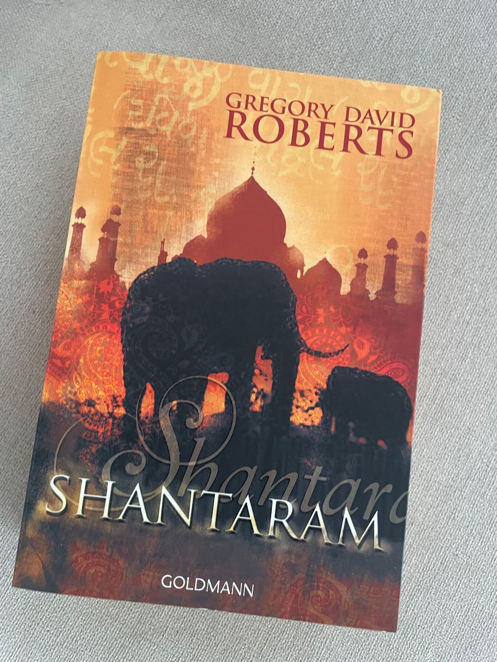Libri: Buch Shantaram von Gregory David Roberts – Nuovo (secondo la descrizione) da Nidau venduto da sve_2thh
