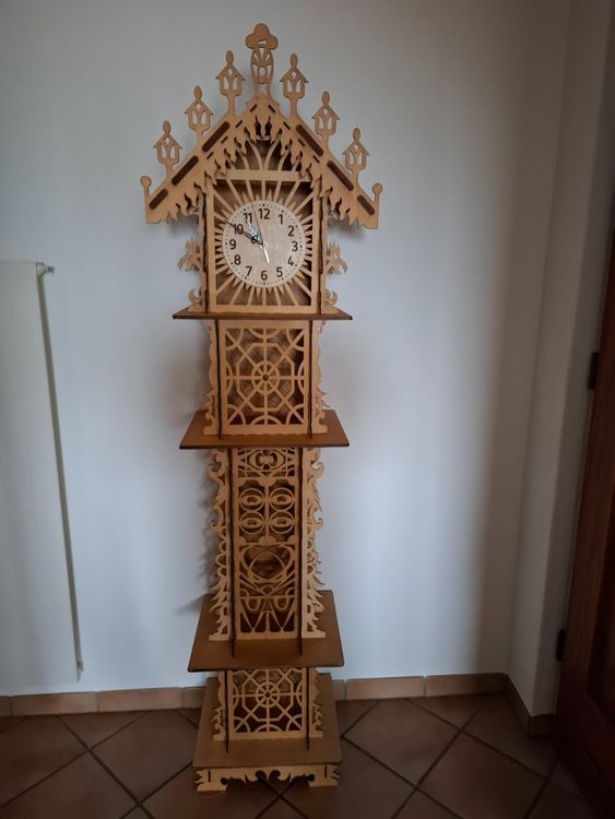 Dekorative Standuhr aus Holz 2