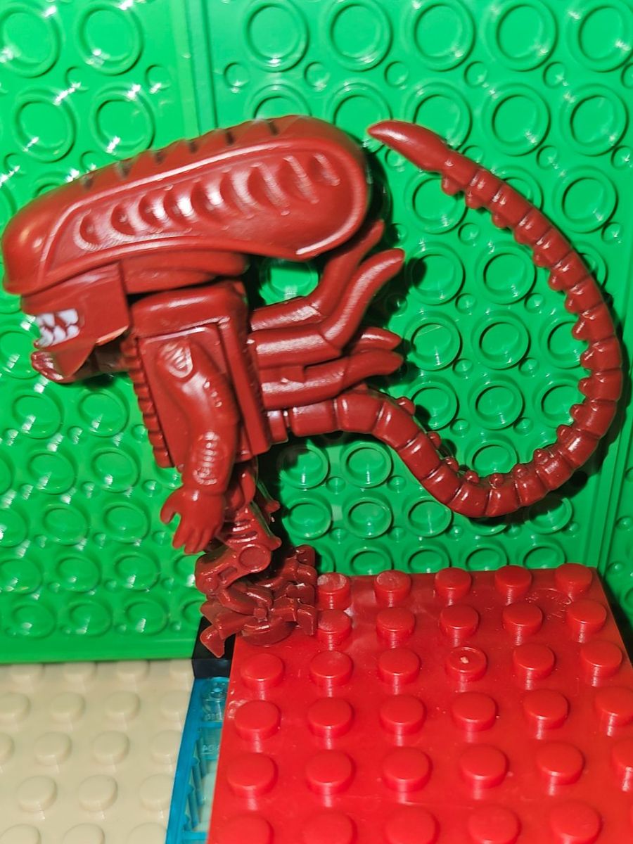 Figurines: Alien Xenomorph Figur rot – D'occasion à Oberuzwil par Peppi56 2