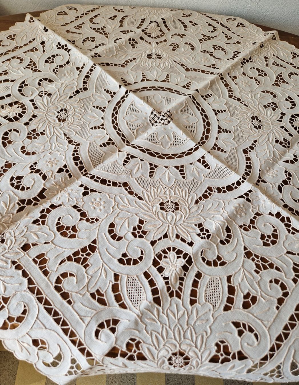 Altra biancheria da tavola: Wunderschöne Tischdecke, Handarbeit 85x83cm – Nuovo (secondo la descrizione) da Bern venduto da Antikbatik