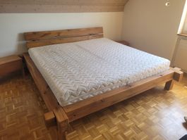 Massives Holzbett Wildeiche mit Nachttischli, Top Zustand