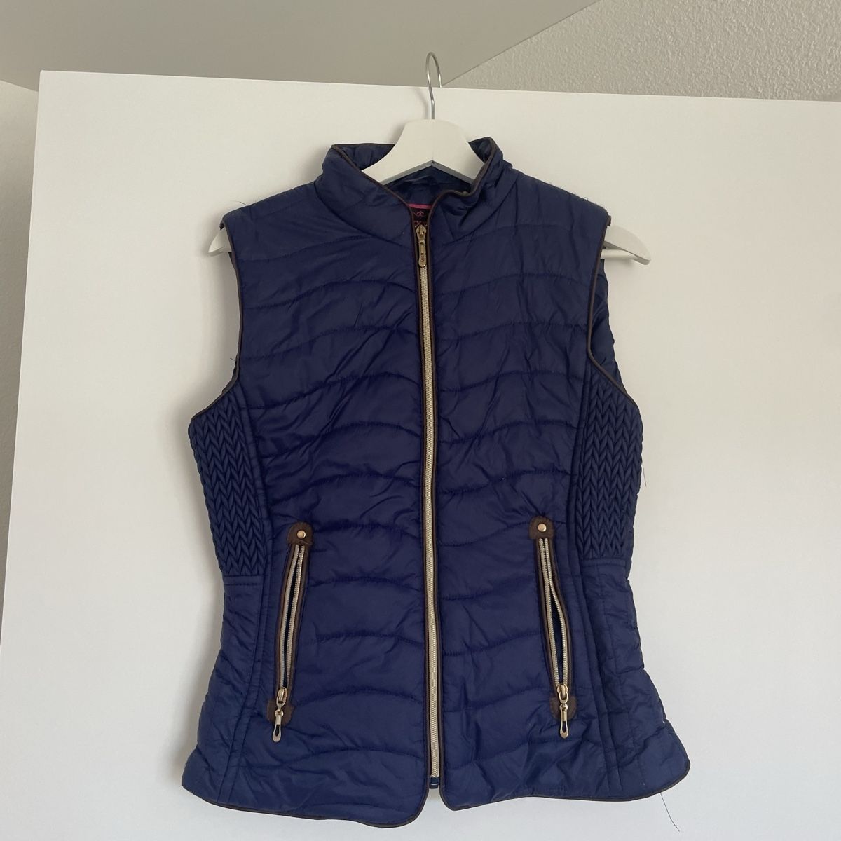 Gilets & Westen: Steppweste Damen dunkelblau Grösse L mit Leo Innenfutter – Gebraucht aus Utzenstorf von beatrice.ch
