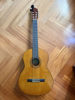 Akustische Gitarre von Yamaha mit viel Zubehör 