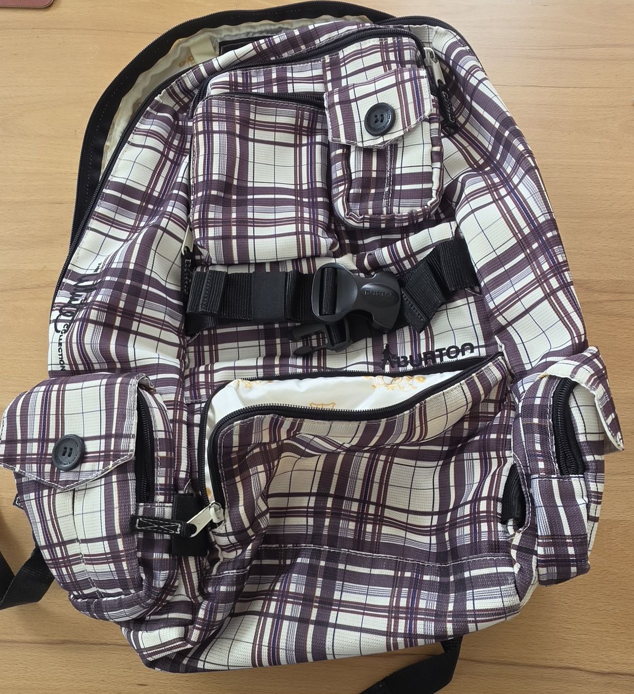 Burton Rucksäcke: Gepflegter Burton Rucksack, "The white collection" – Gebraucht aus Rheinfelden von Dwalliseri