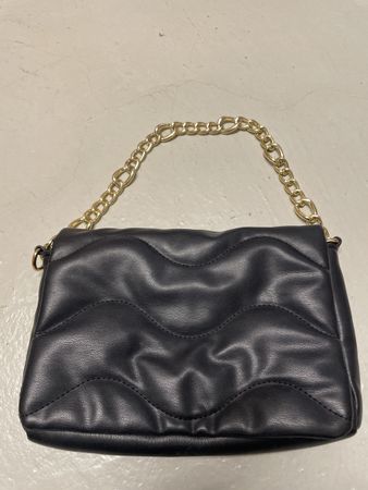 Schwarze Handtasche mit Goldkette